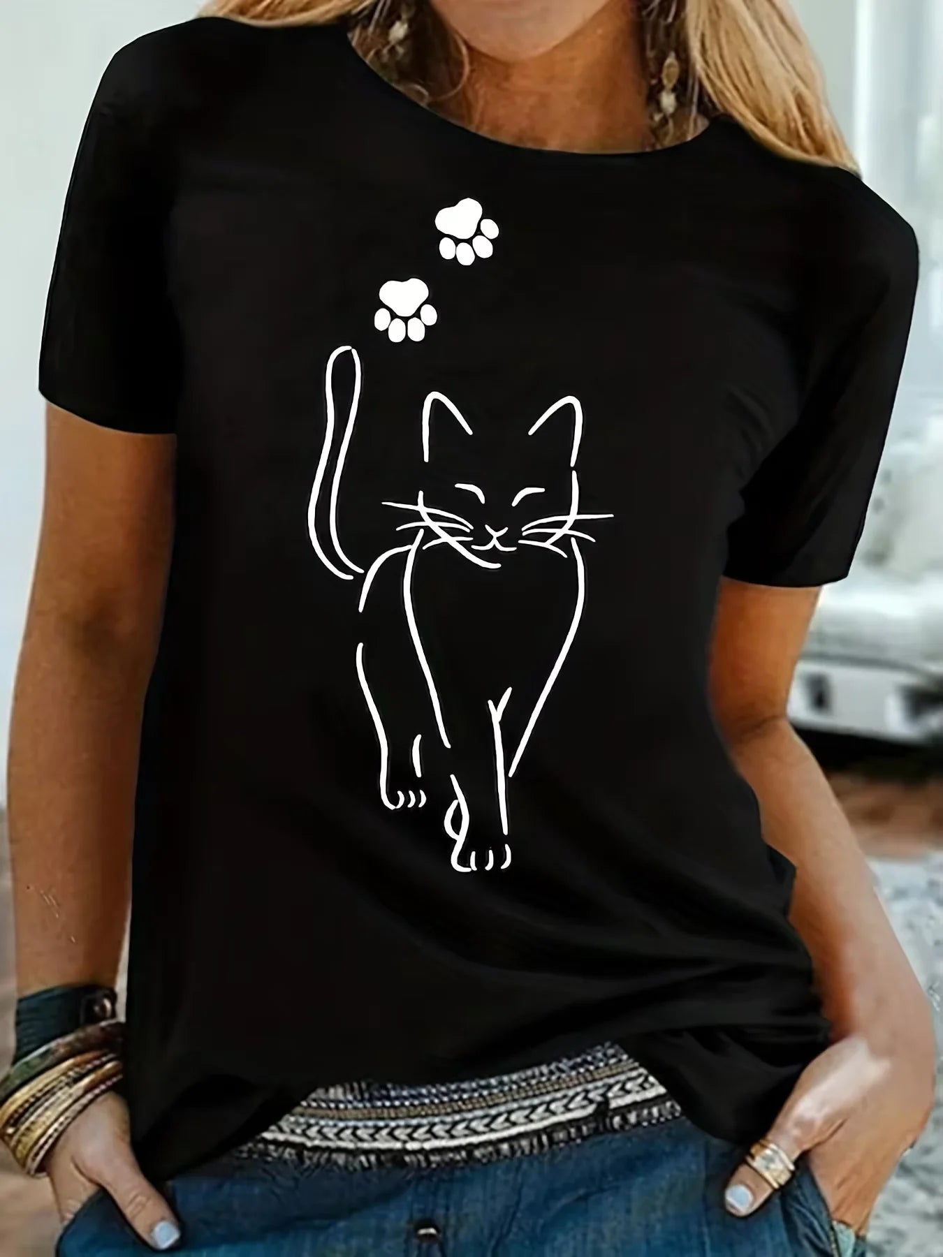 2025! A short-sleeved round-neck printed T-shirt with a white cat pattern, loose fit